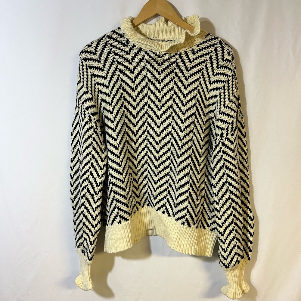 Aaron & Amber Sweater size Medium Cream Black knit chevron